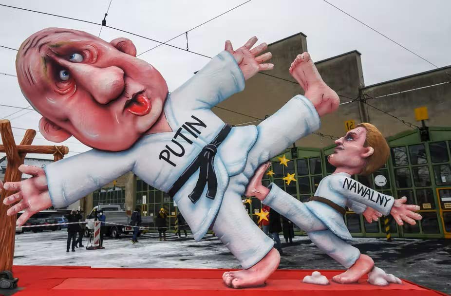 At the Rose Monday carnival in Düsseldorf, Germany, on 15 February 2021, Vladimir Putin was portrayed in an unfortunate posture in front of Alexei Navalny. Ina Fassbender/AFP