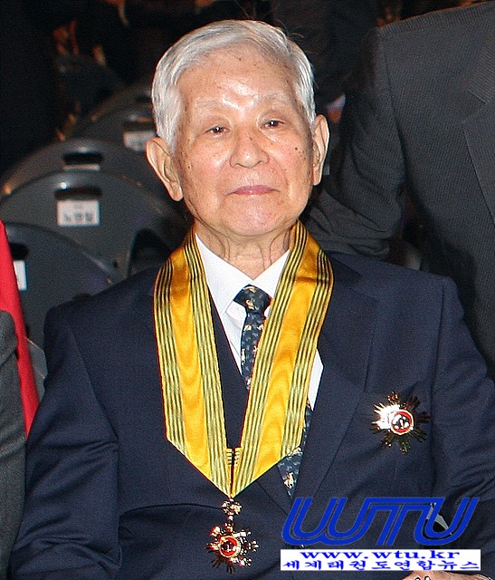 Grandmaster Park Chul-Hee passed away on 2 April 2016 at 12:05 AM in Seoul, South Korea. He was 84. Grandmaster Park Chul-Hee was a direct student of Grandmaster Yoon Byung-In, the first Korean national to bring the martial art of chu'an fa (aka kung fu) back to Korea after studying in Manchuria and Shanghai, China. When Grandmaster Yoon disappeared in August 1950, Grandmaster Park Chul-Hee continued to teach Grandmaster Yoon's curriculum, and founded the Kang Duk Kwon (which means Academy Teaching Virtue) in 1956 in Seoul, South Korea. Grandmaster Park Chul-Hee was born in 1932.