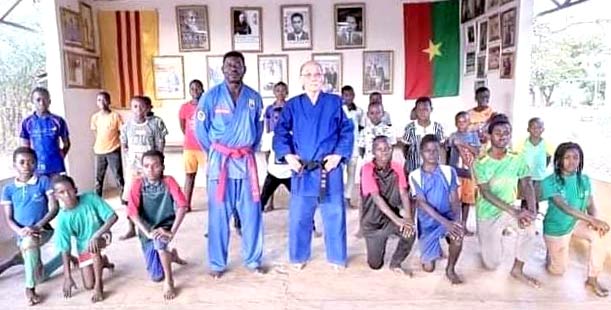Master Nguyen Minh Kiệt with students at Burkina Faso, Africa